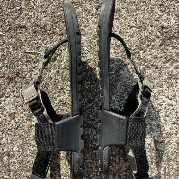 Bedrock Cairn Evo sandals women’s 7 / men’s 6 in Charcoal - Picture 9 of 10